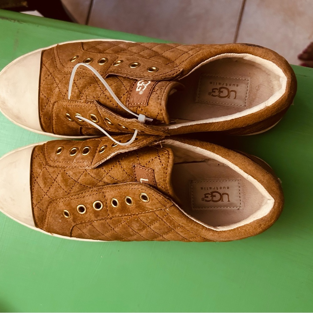 UGG women’s Tan Casual Shoes sneakers 7.5